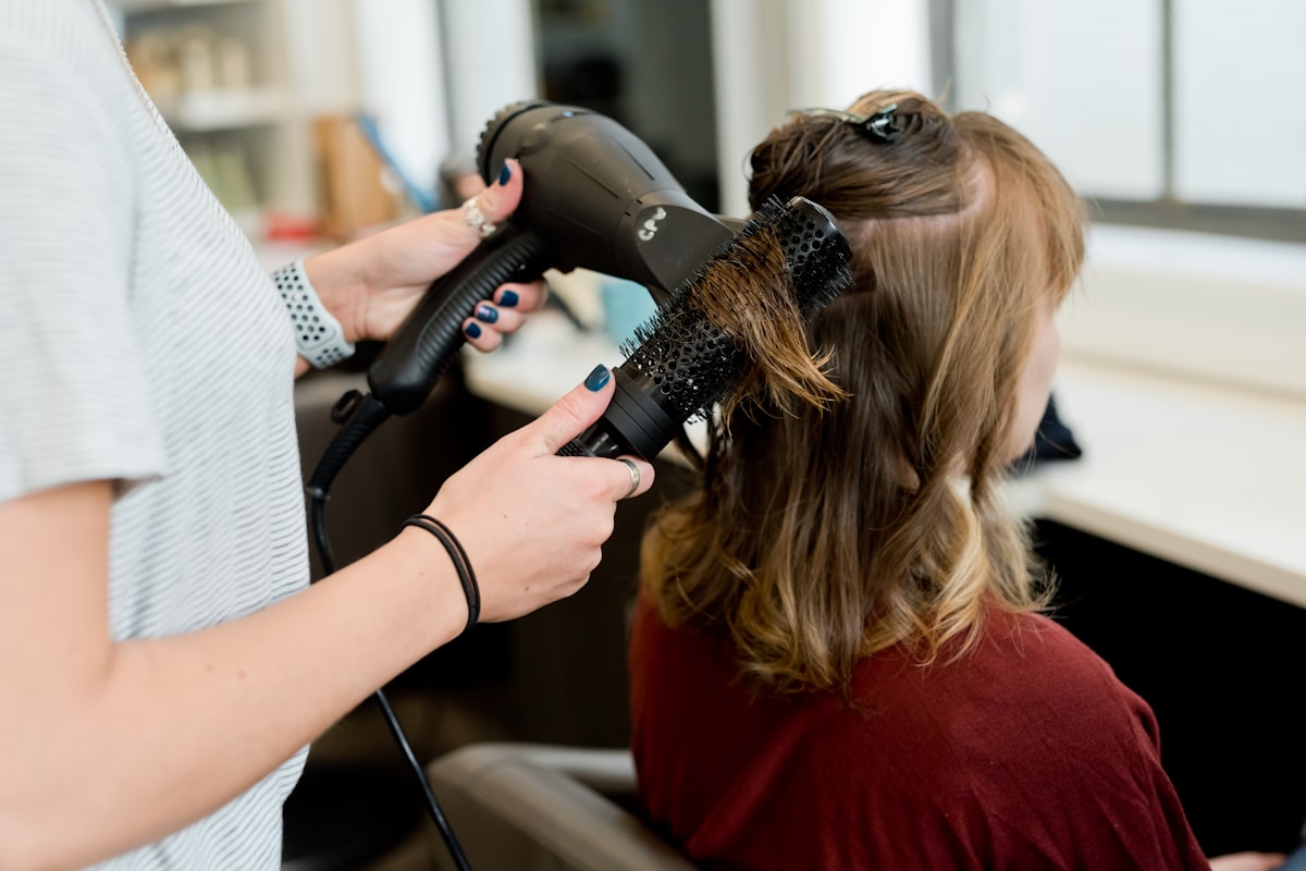 サロニア vs アゲツヤ ヘアアイロンはどっち？価格・仕上がり・使いやすさを比較【2026年】